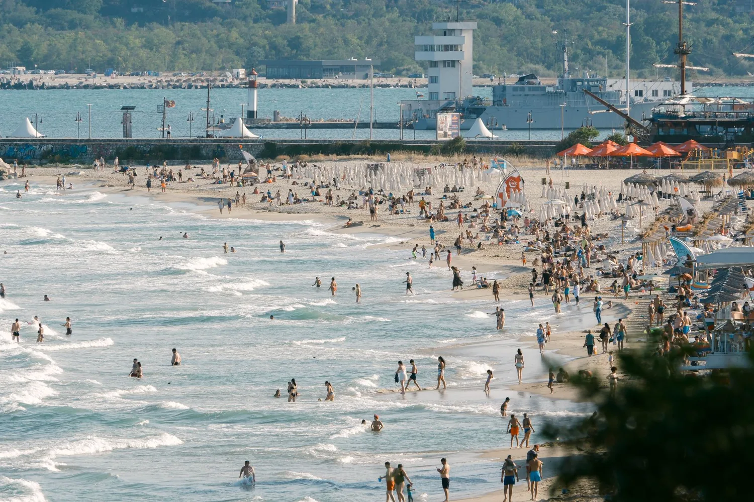 La plage de Sunny Beach et ses parasols