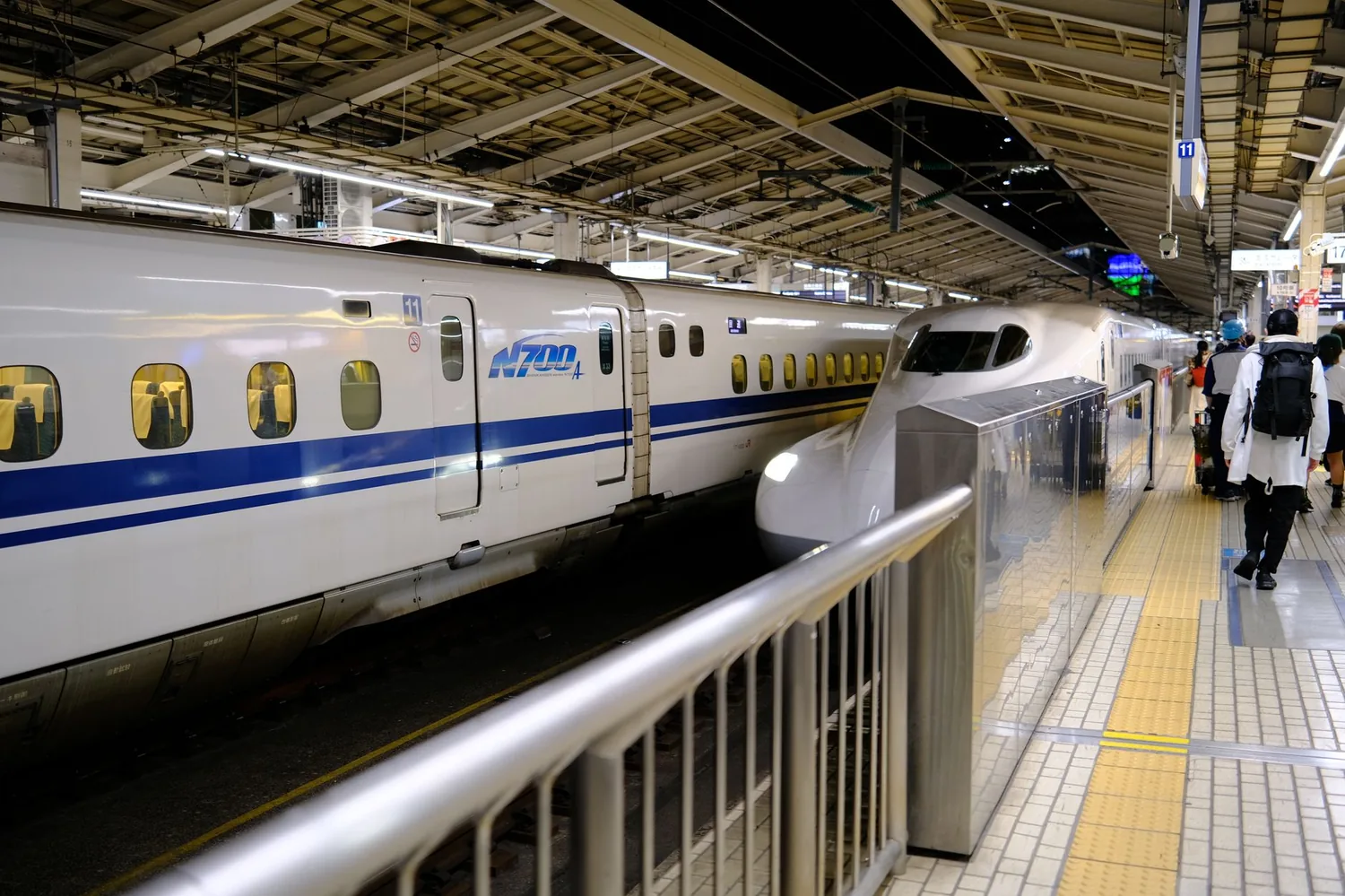 Shinkansen à quai dans une gare de Tokyo