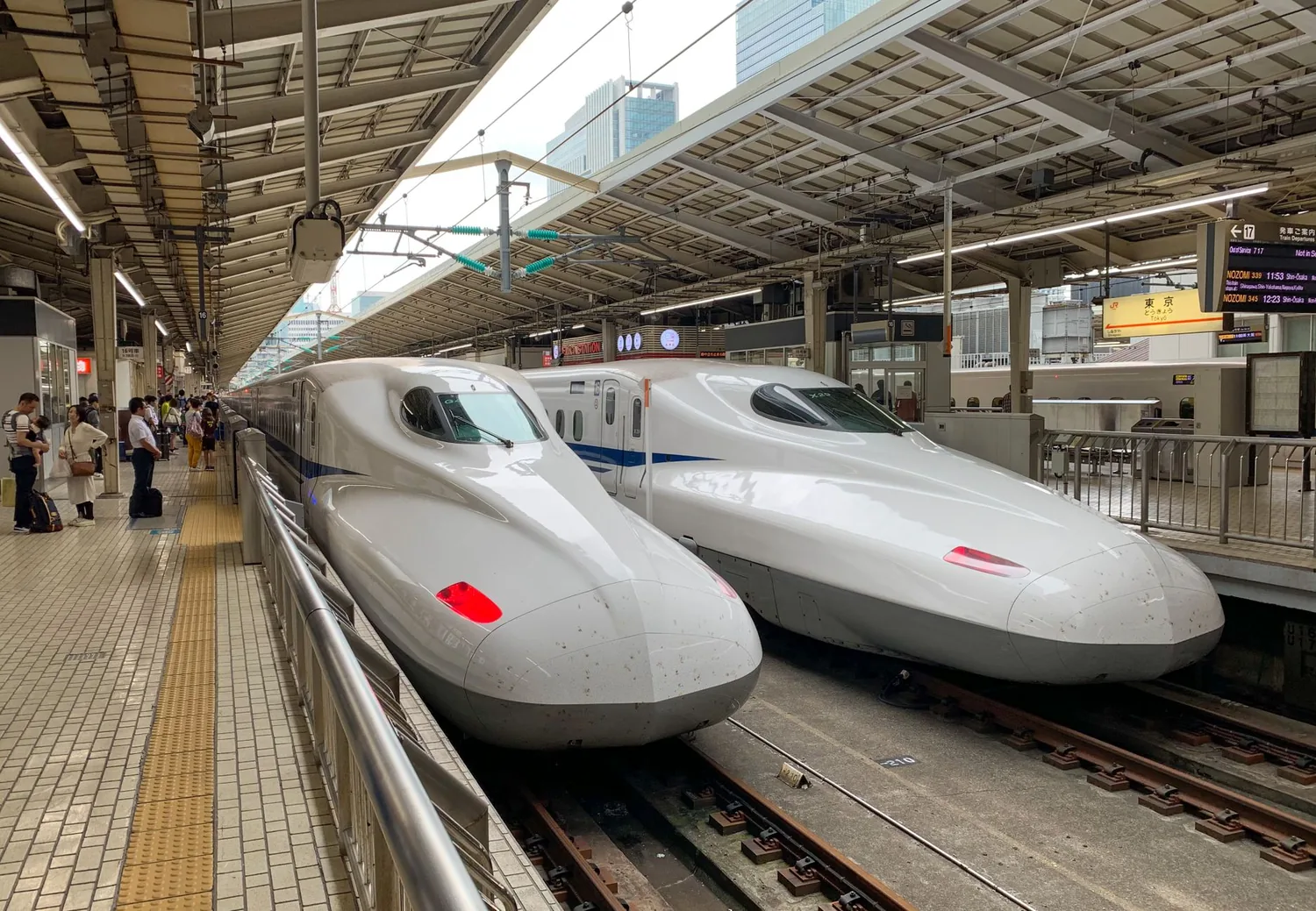 Deux Shinkansen à Tokyo Station