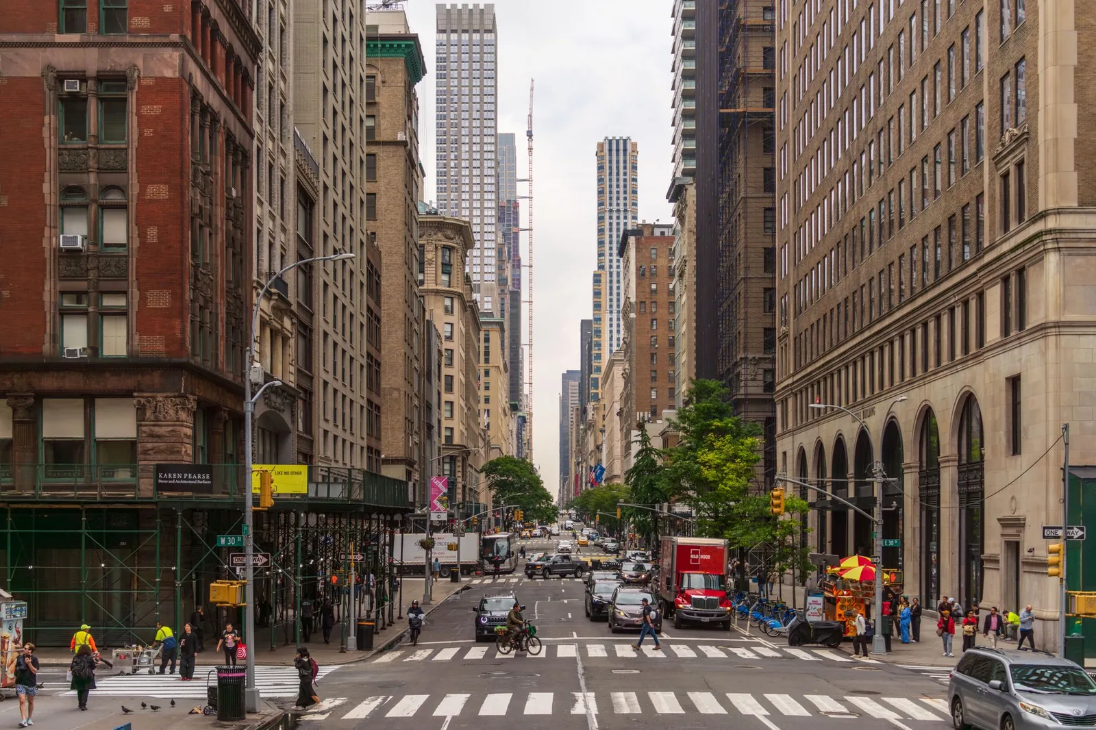 Une avenue de Midtown Manhattan bordée de gratte-ciel