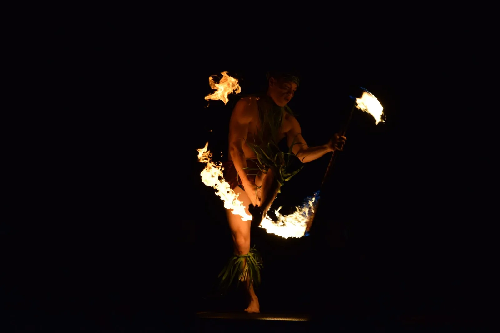 Spectacle de danse du feu lors d'un luau