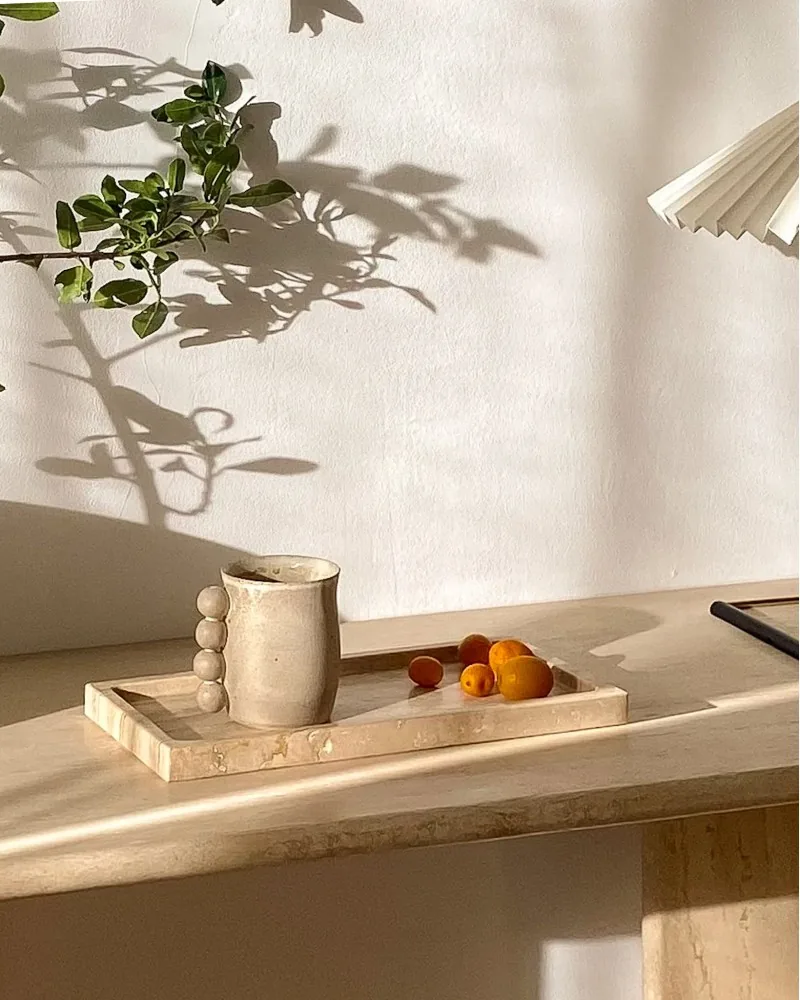 Plateau Pio en travertin beige, marque Talka