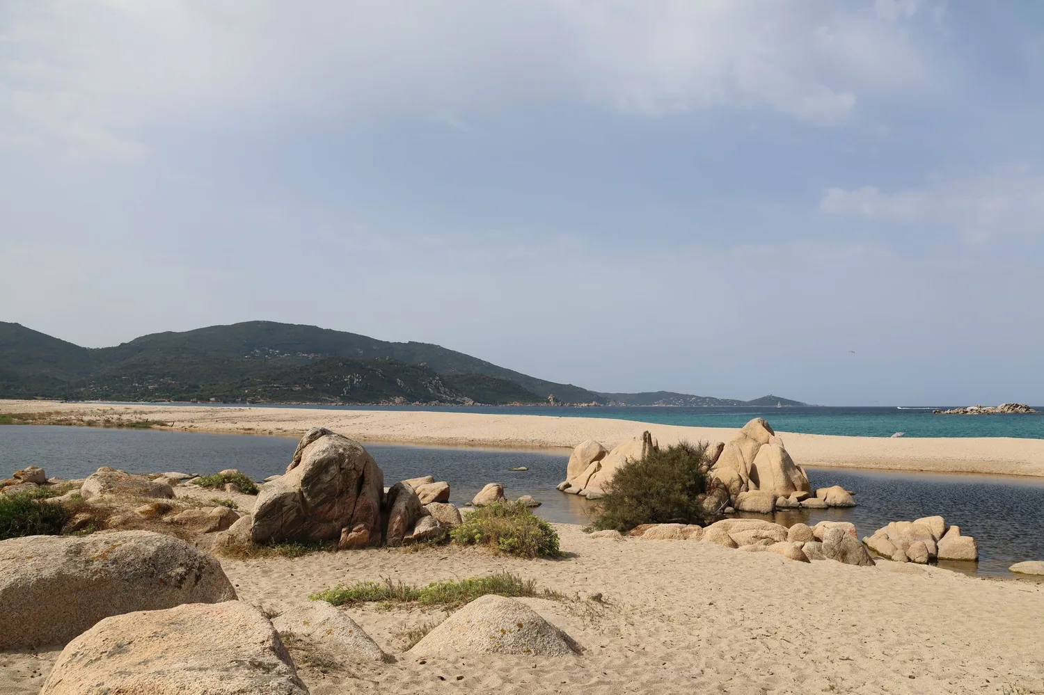 Crique sauvage et eau turquoise près de Stintino