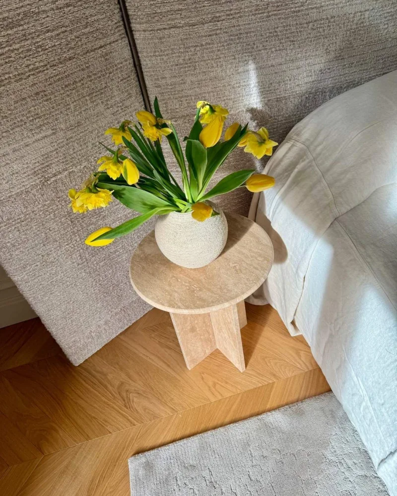 Table basse ronde Gaïa en travertin beige, marque Talka