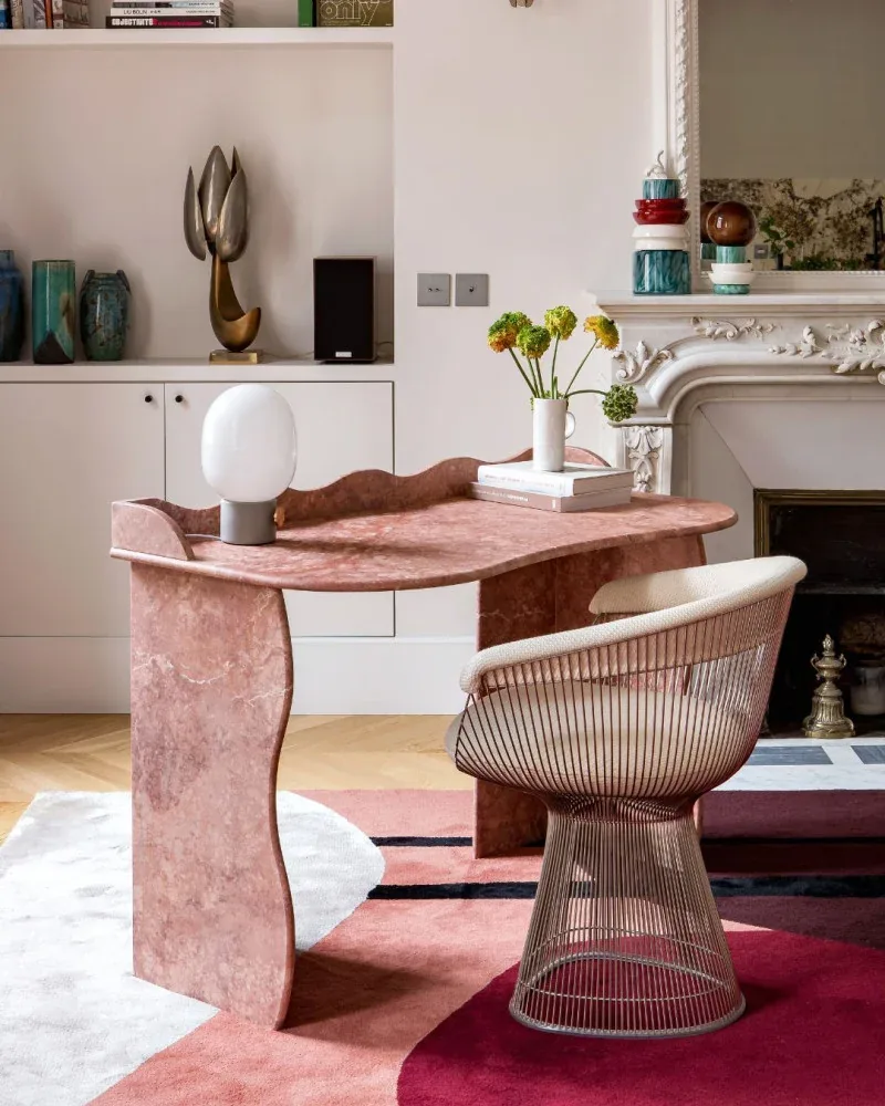 Table Curvo au pied galbé en travertin rose, marque Talka