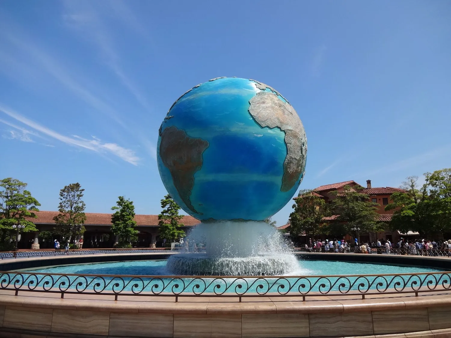 La fontaine AquaSphere a l'entree de Tokyo DisneySea