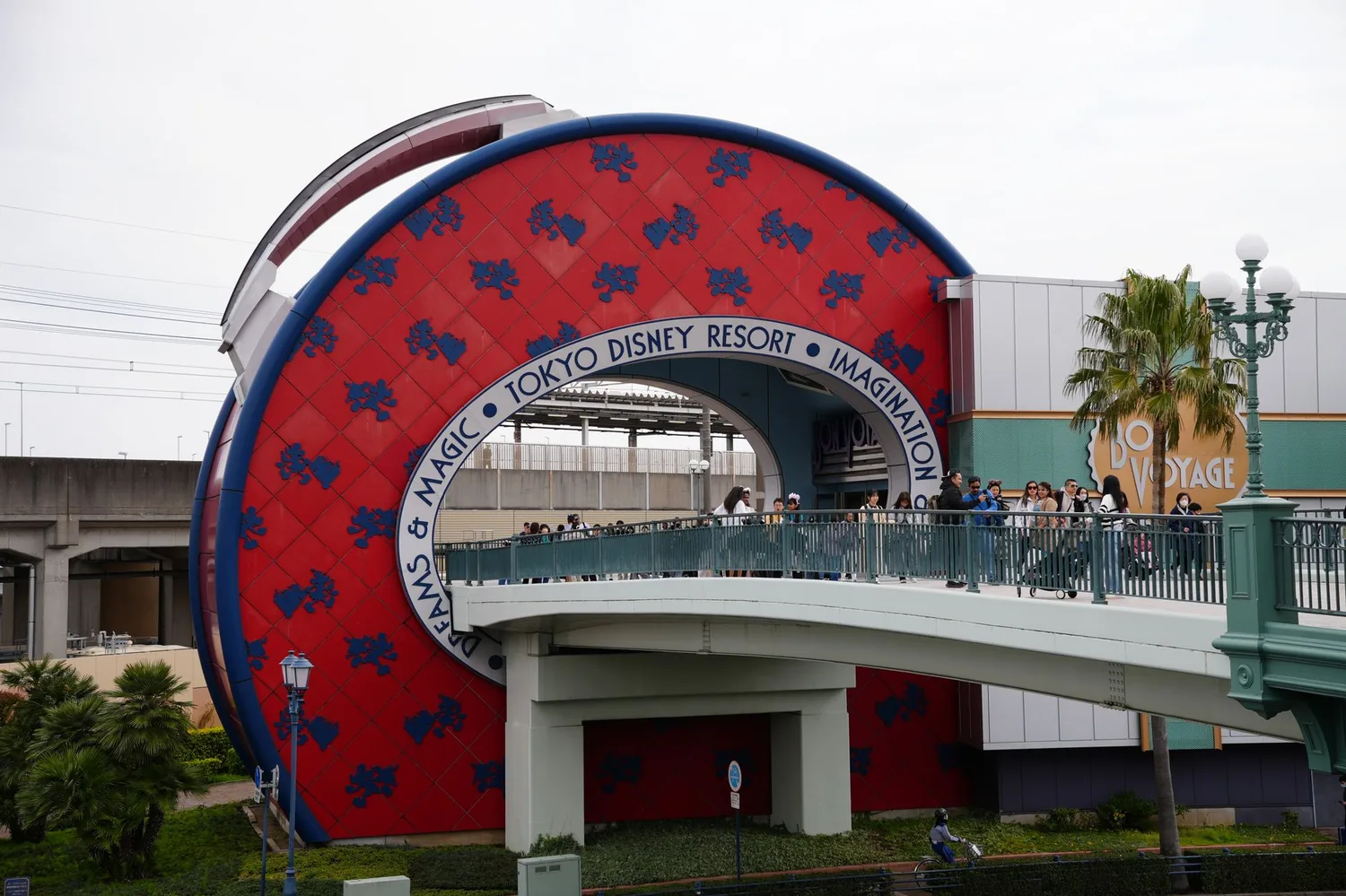 L'entree du Tokyo Disney Resort et le Bon Voyage Store