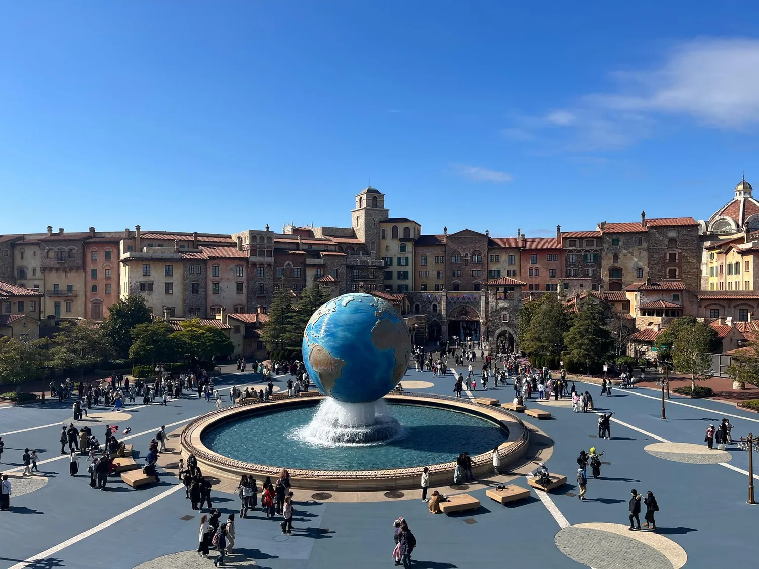 La piazza centrale de Tokyo DisneySea et sa fontaine globe
