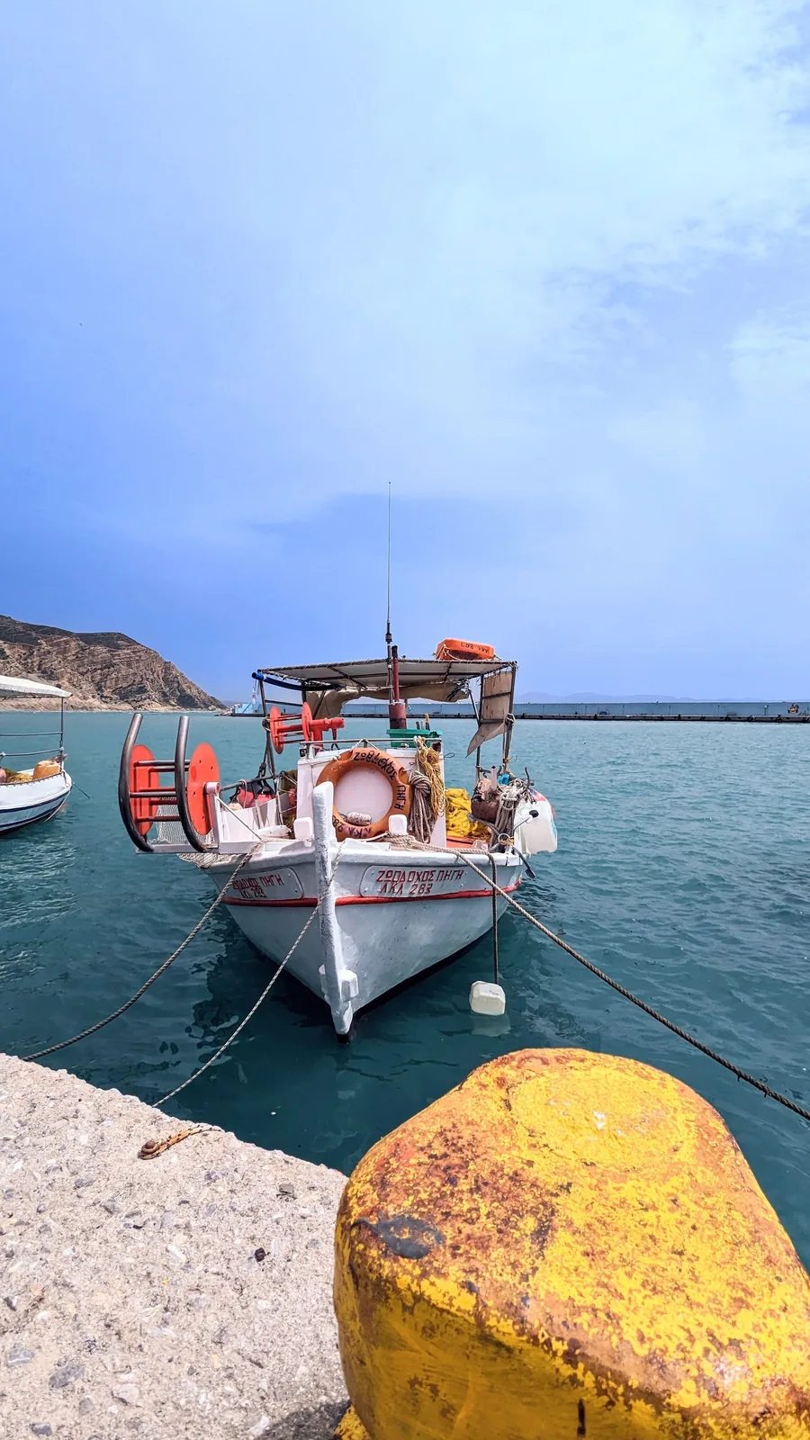 Bateau de pêche dans le port d'Agia Galini