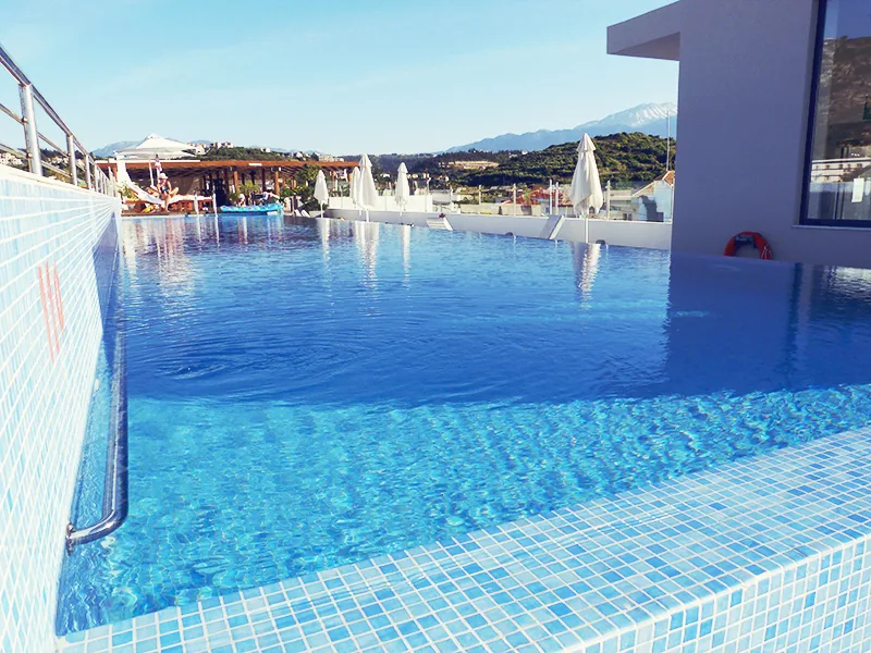 Piscine sur le toit d'un hôtel d'Almyrida face aux Lefka Ori
