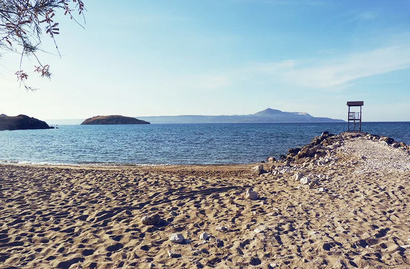 La plage d'Almyrida et ses îlots, au nord-ouest de la Crète