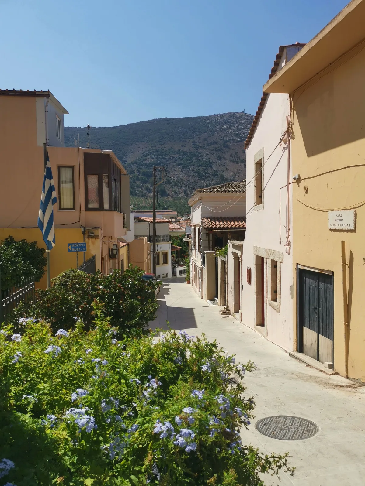 Rue fleurie et façades restaurées d'Archanes