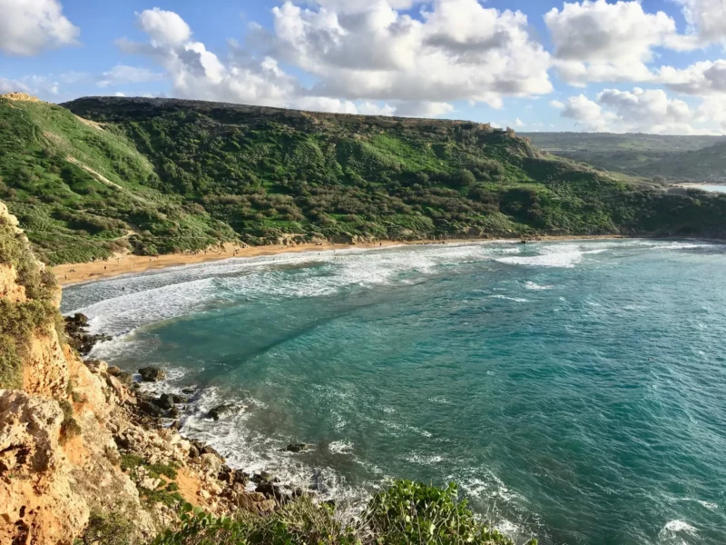 Baie de Ghajn Tuffieha et ses falaises verdoyantes sur la côte nord-ouest de Malte