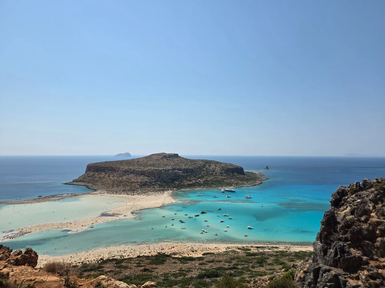 Les eaux turquoise du lagon de Balos depuis le sentier de descente