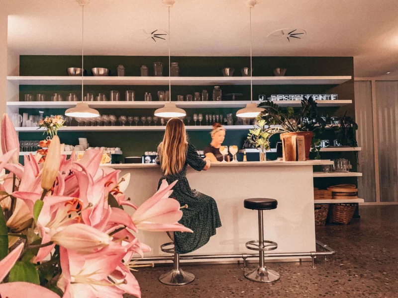 Bar et réception de l'hôtel Aire de Bardenas avec bouquet de lys au premier plan