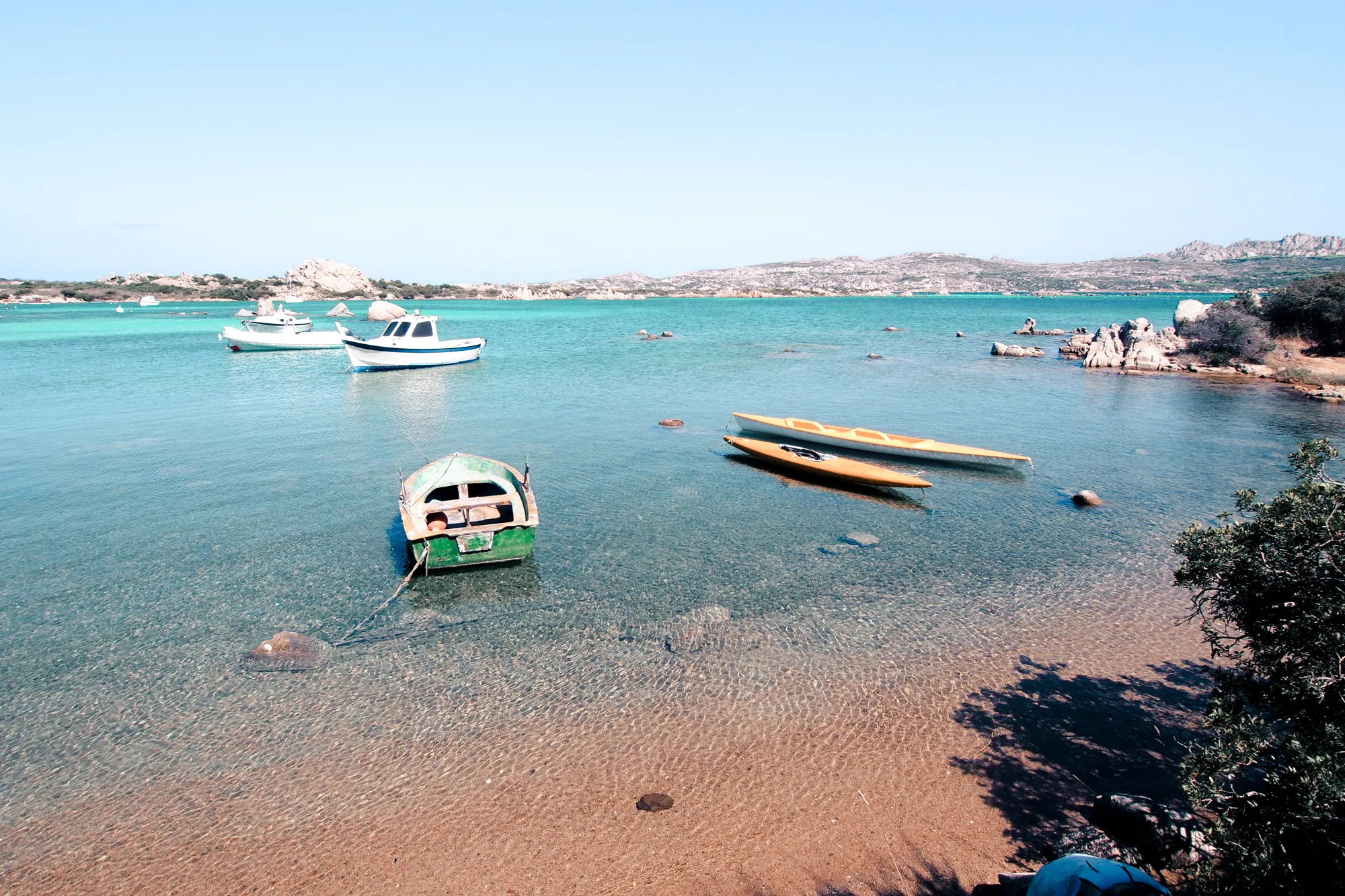 Barques amarrées dans une baie aux eaux transparentes de l'archipel de La Maddalena