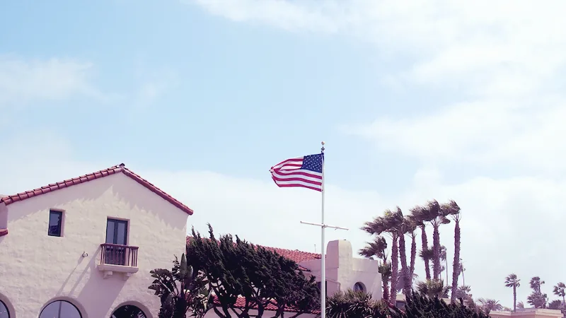 Bâtiment de style colonial espagnol et drapeau américain à La Jolla