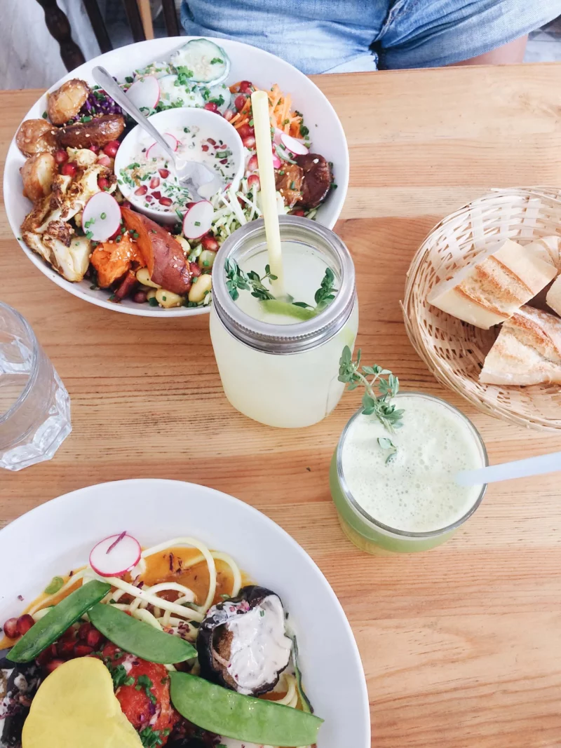 Brunch avec salades colorées et citronnades dans un restaurant de Bordeaux