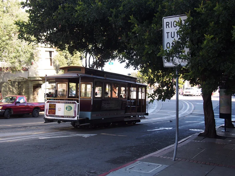 Cable car de San Francisco dans une rue ombragée