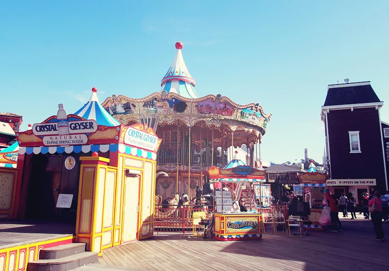 Carrousel et boutiques colorées sur les planches de Pier 39