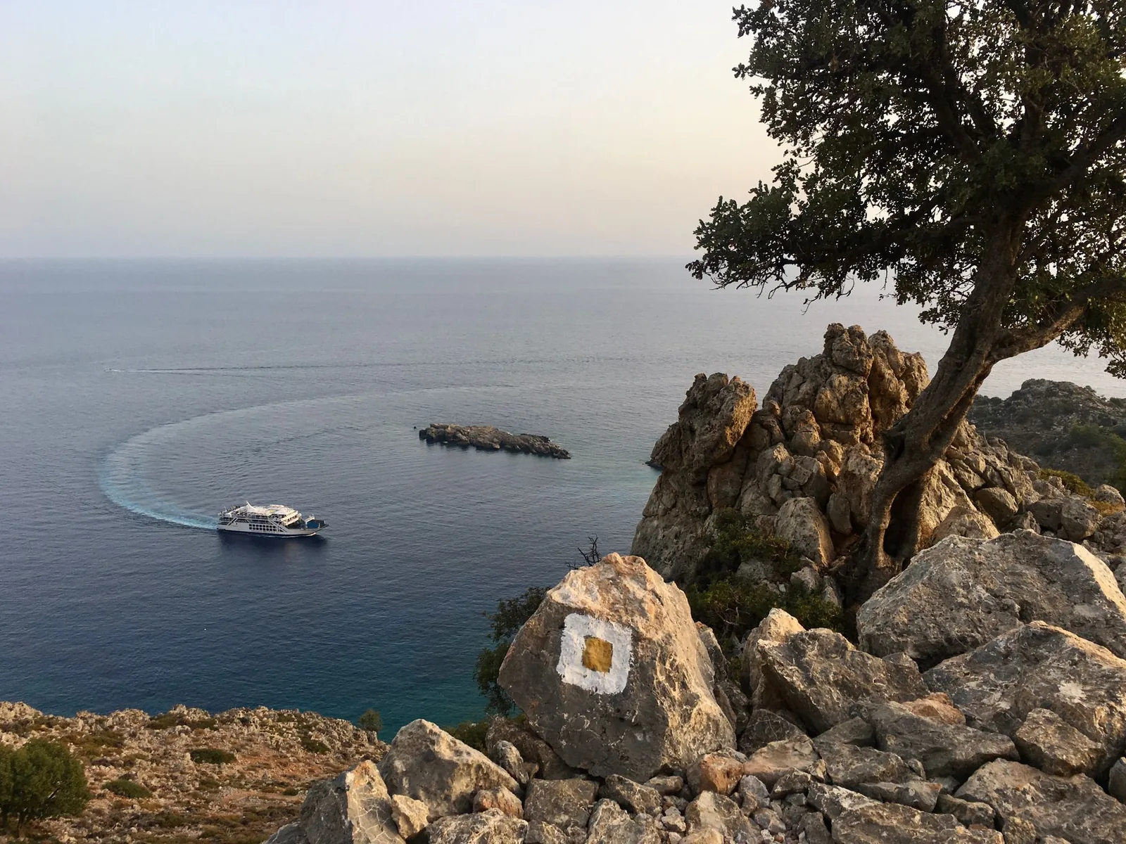 La côte de Chora Sfakion et un bateau en route vers Loutro