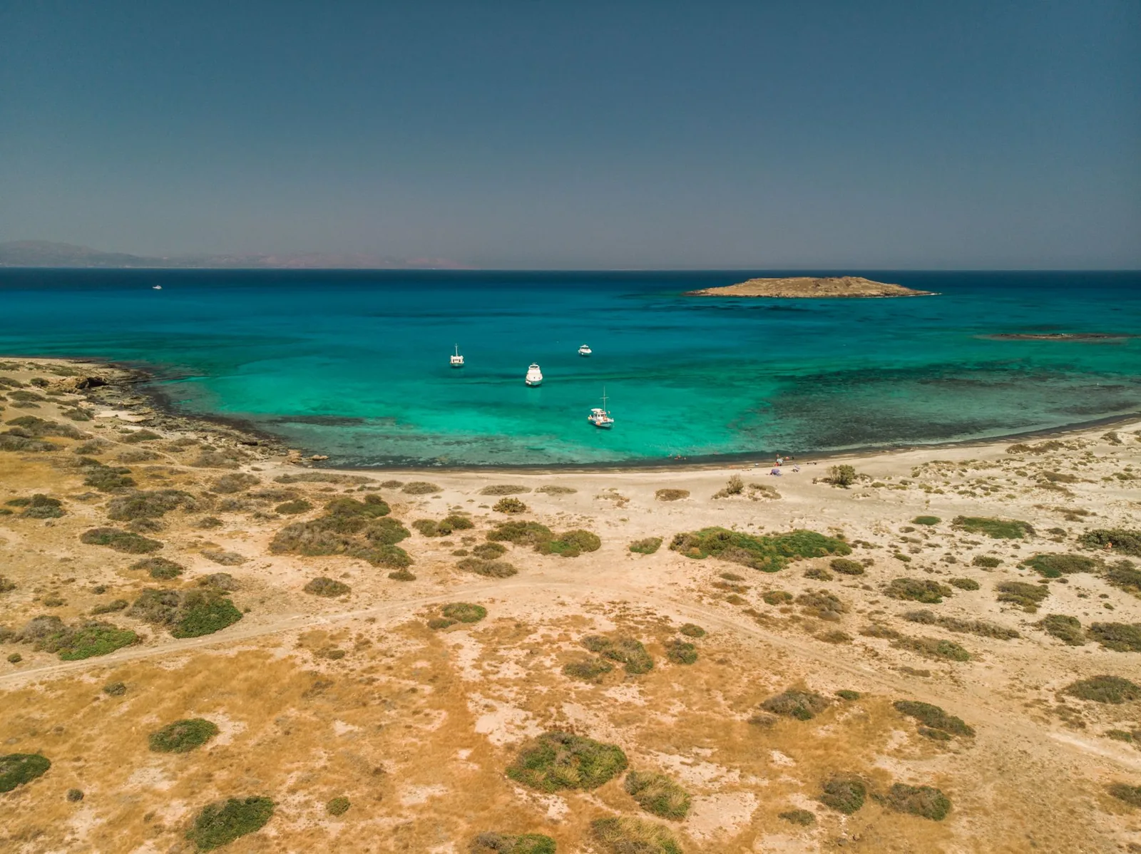 Plage de sable et eaux turquoise au large d'Ierapetra, sur l'île de Chrissi