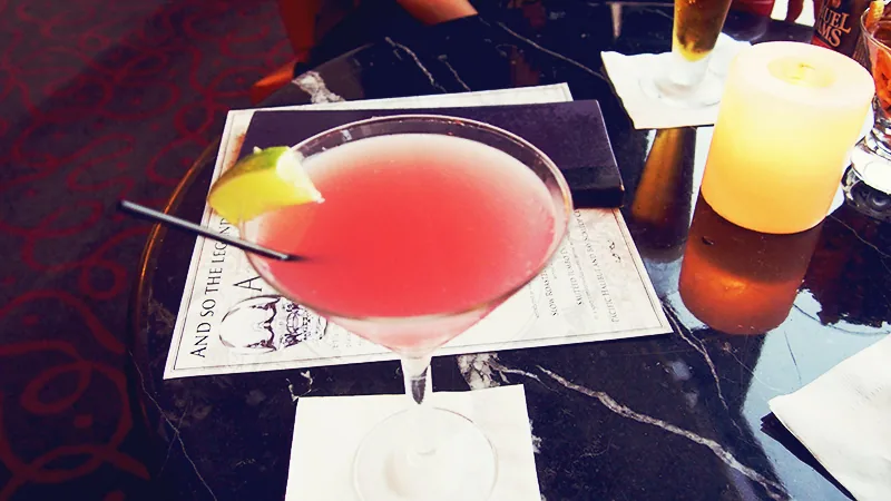 Cosmopolitan rose servi au BonaVista Lounge, le bar tournant du Westin Bonaventure