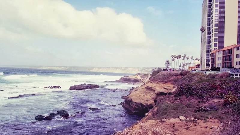 Côte rocheuse de La Jolla et immeubles face à l'océan