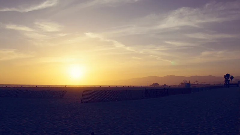 Coucher de soleil sur la plage de Santa Monica avec la jetée au loin