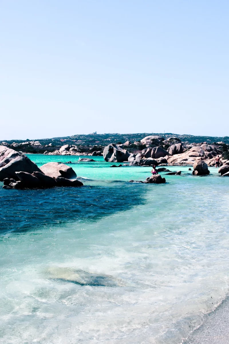 Eau cristalline et rochers de granit d'une crique de l'île de Caprera à La Maddalena