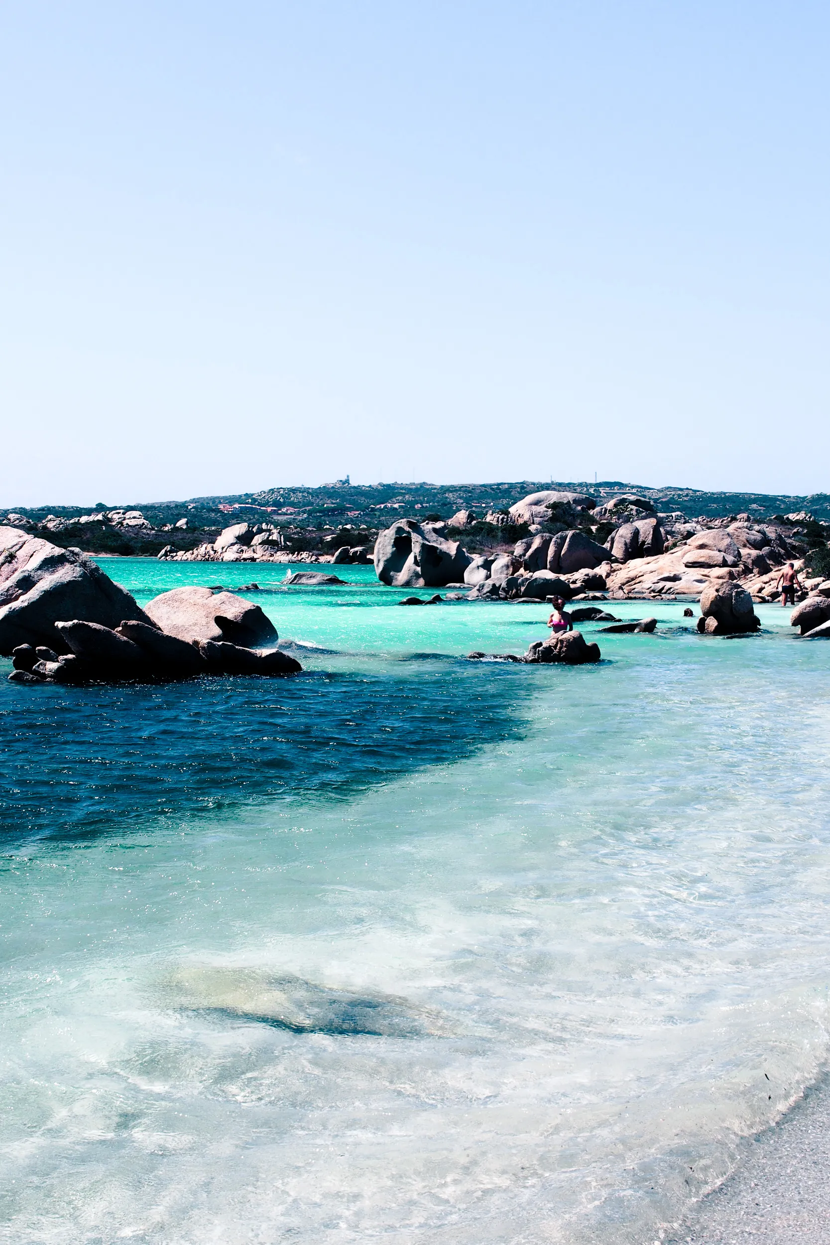 Eau cristalline et rochers de granit d'une crique de l'île de Caprera à La Maddalena