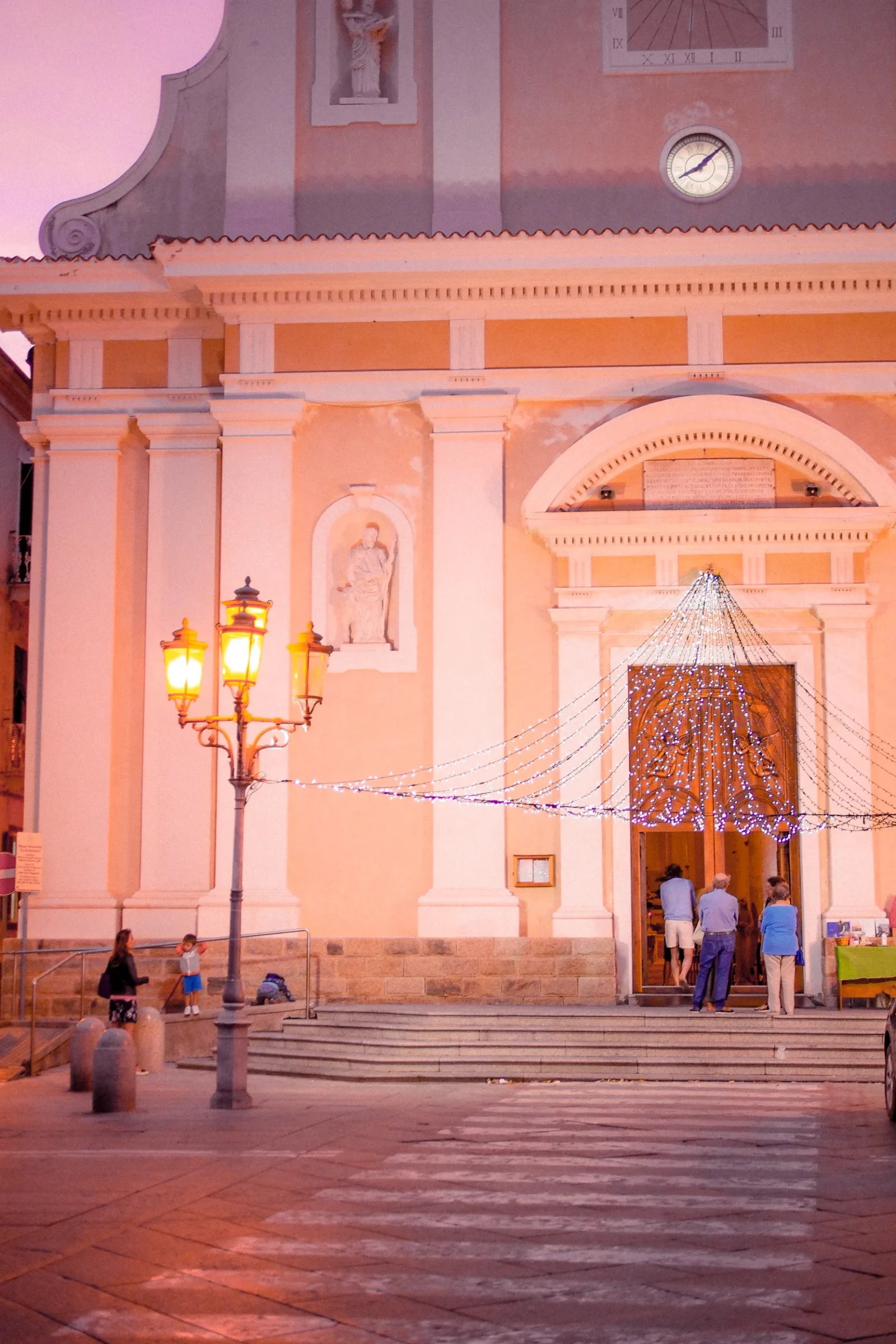 Église Santa Maria Maddalena et sa place éclairée par les lampadaires en soirée