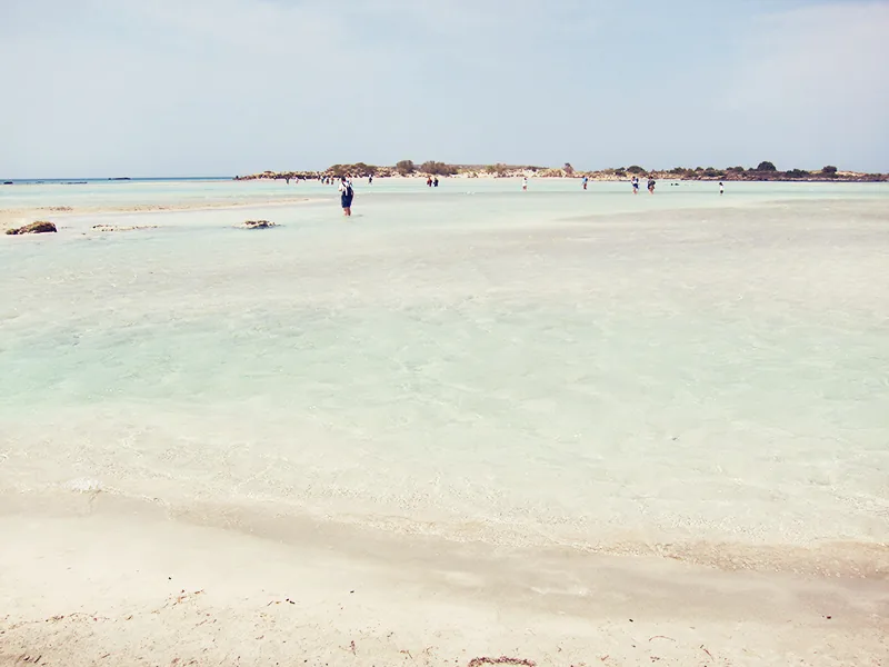 Le lagon peu profond d'Elafonissi que l'on traverse à pied