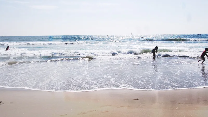 Enfants jouant dans les vagues sur la plage de Santa Monica