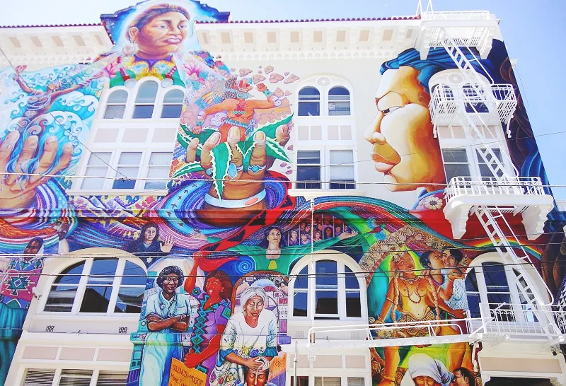 Façade du Women's Building couverte de la fresque MaestraPeace à San Francisco