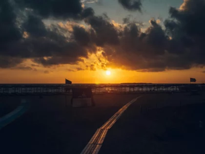 Coucher de soleil sur une plage de la côte ouest de la Crète, région de Kissamos