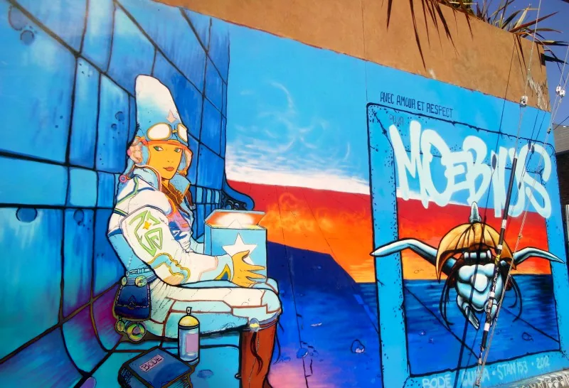 Fresque bleue hommage à Moebius dans une ruelle de Mission District