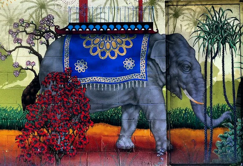 Fresque d'un éléphant paré de bleu dans une ruelle de Mission District