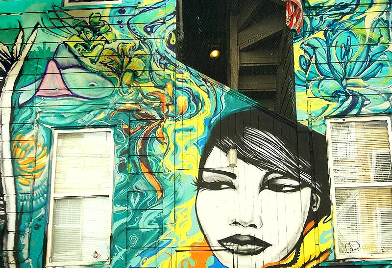 Fresque murale turquoise avec visage de femme dans Mission District