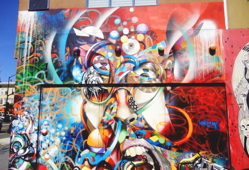 Fresque psychédélique rouge et bleue sur un mur de Mission District