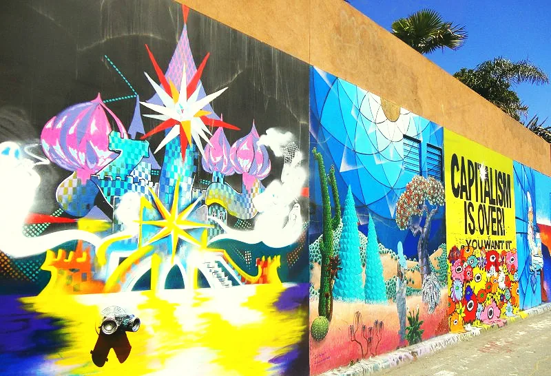 Fresques colorées le long d'un mur de Mission District à San Francisco