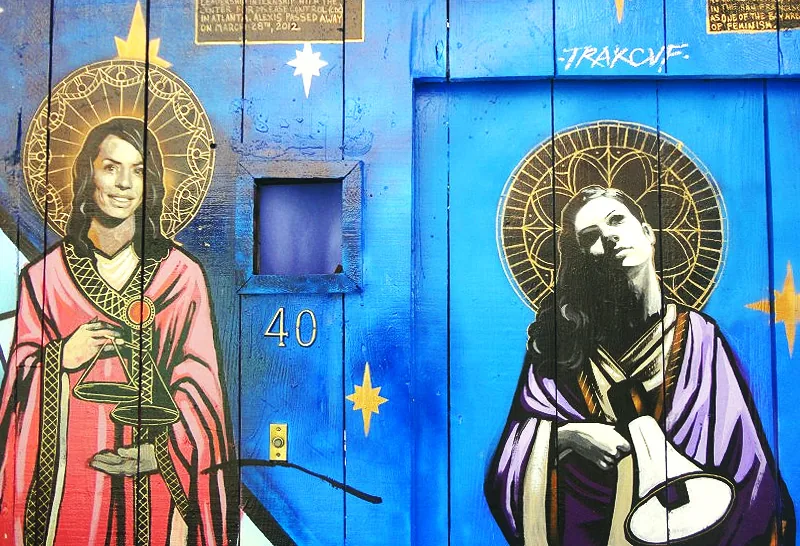 Fresques de deux femmes auréolées sur des portes bleues à Mission District