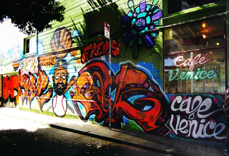 Graffitis et enseigne du Café Venice dans Mission District