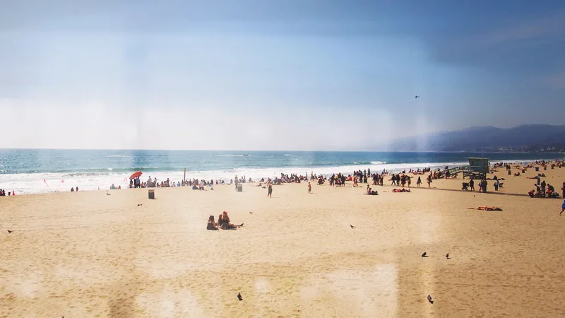 Grande plage de sable de Santa Monica face à l'océan Pacifique