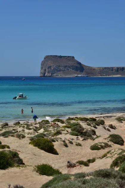 L'îlot d'Imeri Gramvousa et son rocher fortifié vus depuis la plage