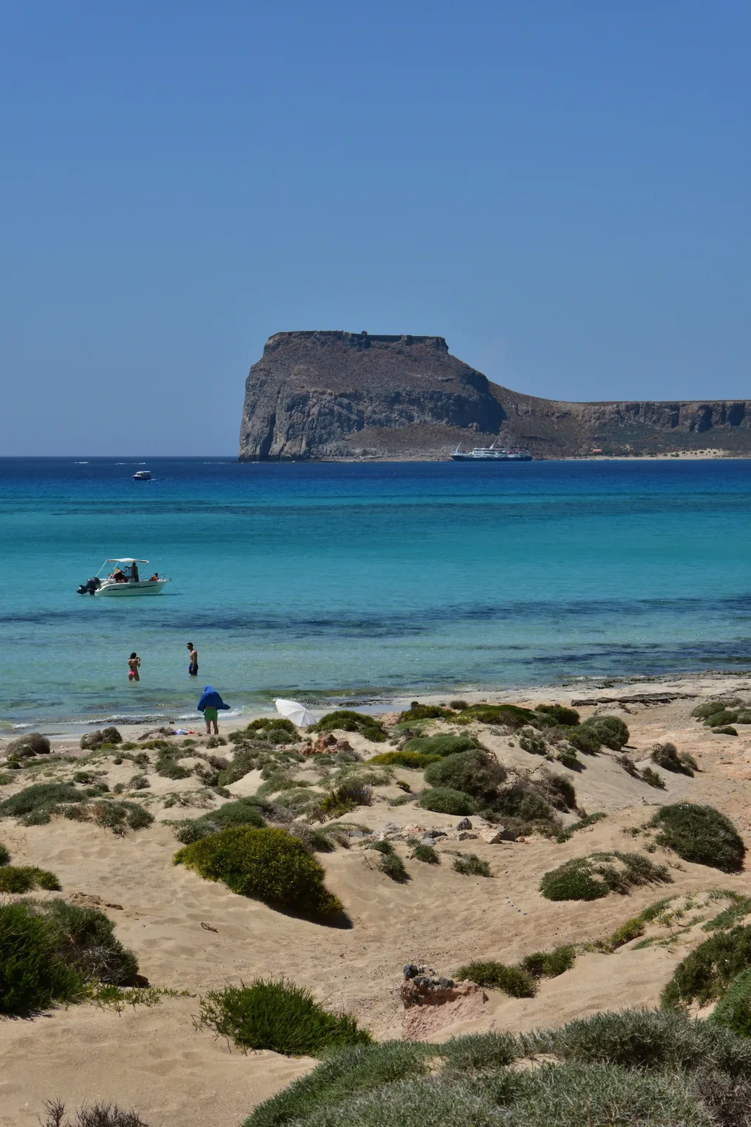 L'îlot d'Imeri Gramvousa et son rocher fortifié vus depuis la plage