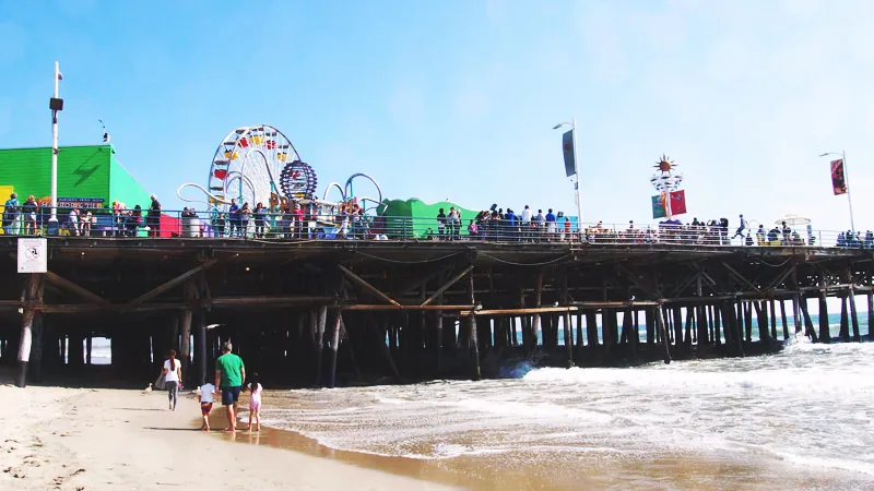 Jetée de Santa Monica et sa grande roue au-dessus de la plage