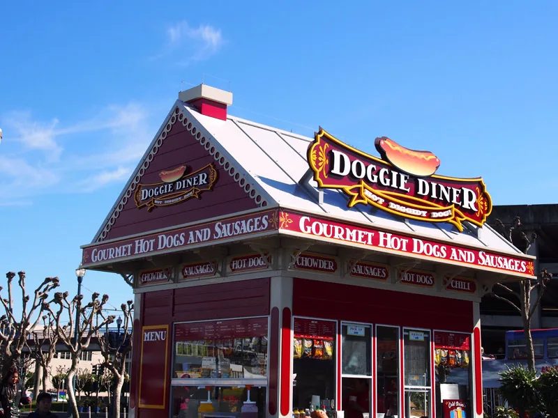 Kiosque Doggie Diner de hot-dogs à Fisherman's Wharf