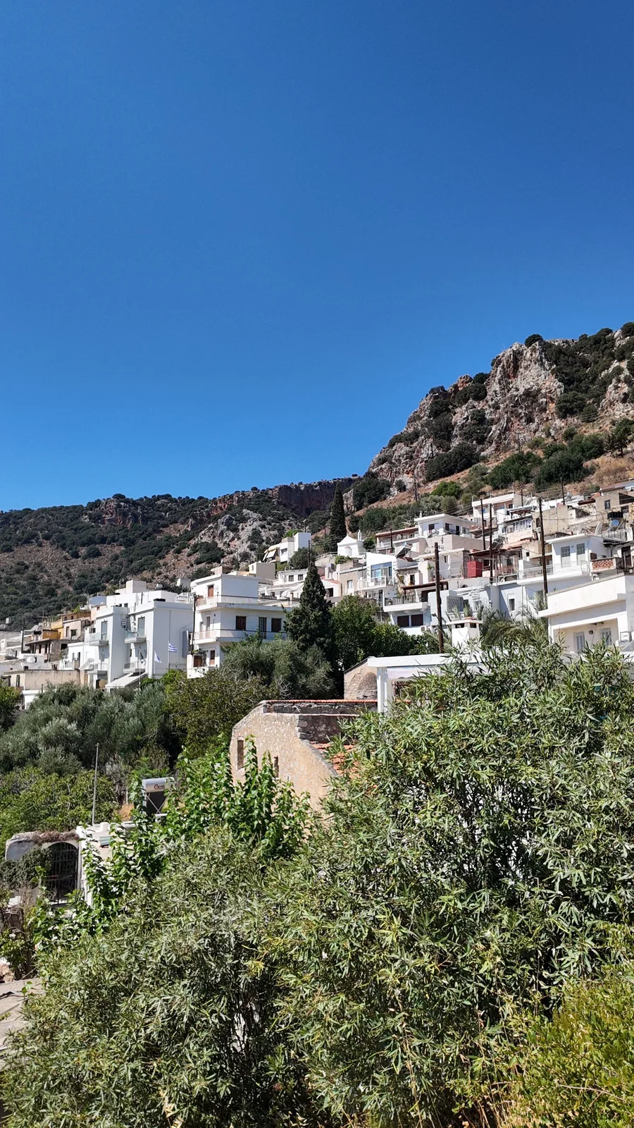 Le village de Kritsa accroché à la montagne au-dessus d'Agios Nikolaos