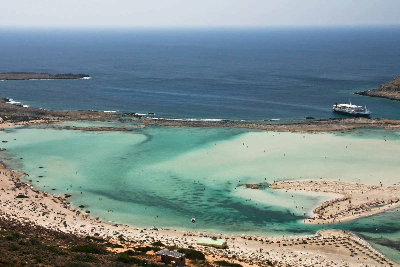 Vue plongeante sur les eaux peu profondes du lagon de Balos